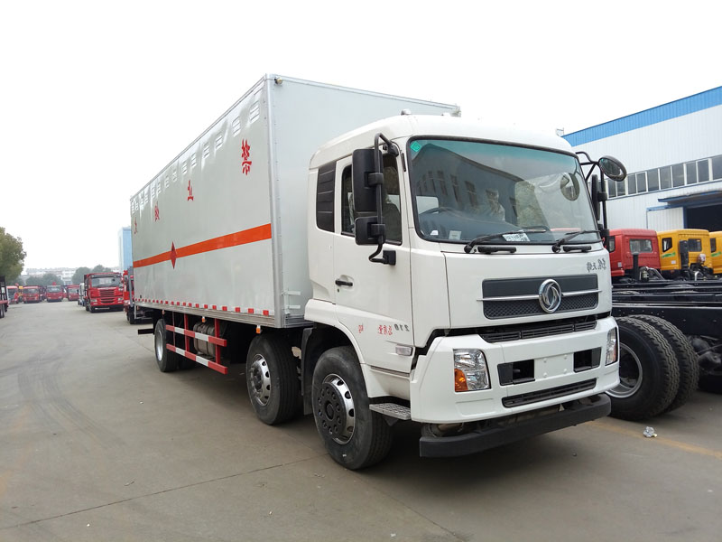 東風(fēng)天錦8.6米(14.8噸)液體廂式車