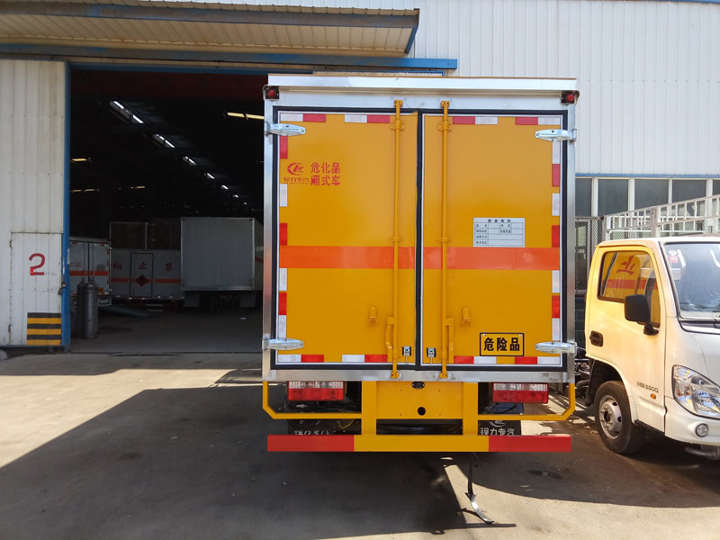 多利卡4.1米(3.4噸)腐蝕品廂式車(chē)