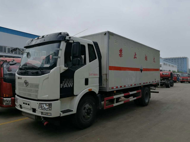 解放6.2米(10.4噸)腐蝕品廂式車