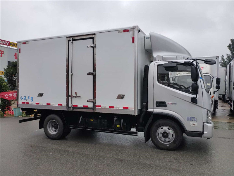 國(guó)六 福田歐馬可156馬力肉鉤冷藏車(chē)